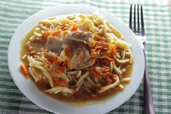 Noodles with gravy and meat — Stock Photo, Image