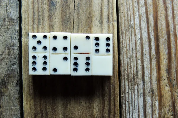 Domino. Ett ben på trä bakgrund. Spel. — Stockfoto