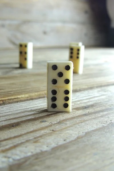 Domino. Кістки з дерев'яними тлі. Гра. — стокове фото