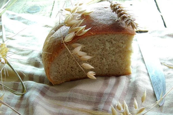 Bread and wheat — Stock Photo, Image