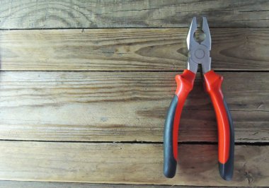 Ahşap arka planda izole kerpeten . .