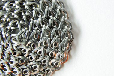 Gümüş Zincir üzerinde beyaz izole