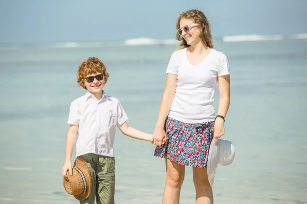Genç anne ve oğlu plajda eğlenmek — Stok fotoğraf