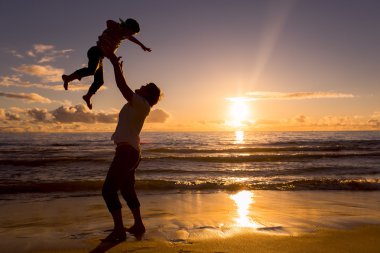 Baba ve oğul plaj harika zaman var