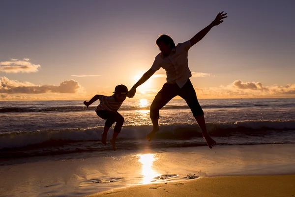 Apa és fia van nagy idő a strandon — Stock Fotó