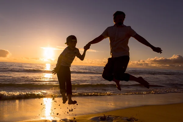 Vater und Sohn amüsieren sich am Strand — Stockfoto