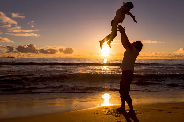 Baba ve oğul plaj harika zaman var — Stok fotoğraf
