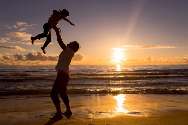 Baba ve oğul plaj harika zaman var