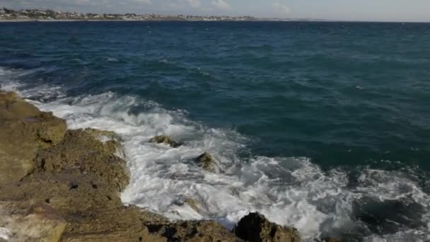 Disparo sobre pequeñas olas alrededor de rocas — Vídeos de Stock