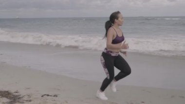 Genç plajda çalışan spor kadın yerleştirmek. Süper ağır çekim sabitleyici çekim.