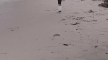 Genç plajda çalışan spor kadın yerleştirmek. Süper ağır çekim sabitleyici çekim.