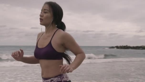 Joven mujer deportiva en forma corriendo en la playa. Super cámara lenta estabilizador disparos . — Vídeo de stock