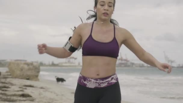 Mujer deportiva terminando el entrenamiento intensivo en la playa. Super cámara lenta estabilizador disparos . — Vídeos de Stock