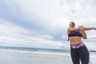 Genç kadın uzanan ve açık egzersiz önce Isıtma yerleştirmek