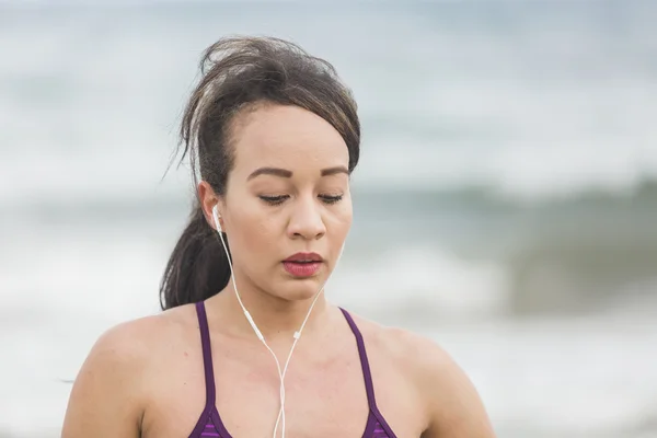 Portret kobiety młody Sport stojący na plaży — Zdjęcie stockowe