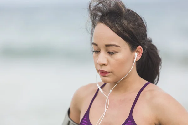 Portret kobiety młody Sport stojący na plaży — Zdjęcie stockowe