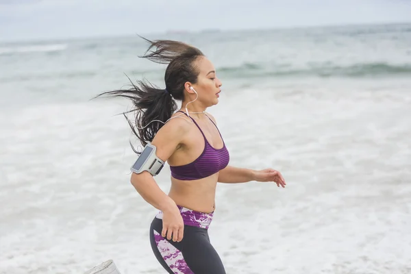 Jeune coureuse jogging sur la plage. Bel ajustement mélangé ra — Photo