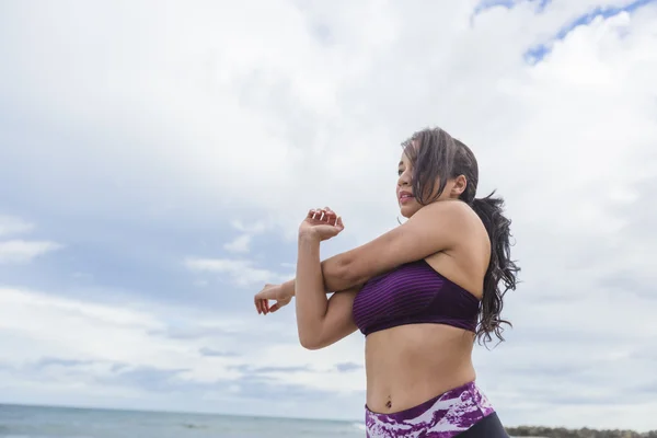 Joven ajuste hembra estiramiento y calentamiento antes del entrenamiento al aire libre — Foto de Stock