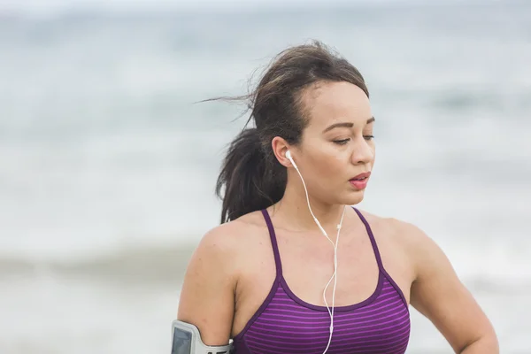 Portret kobiety młody Sport stojący na plaży — Zdjęcie stockowe