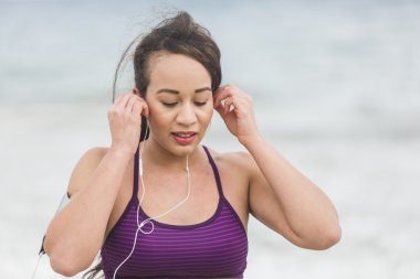 Kadın atlet beach ayarı açık iş için hazırlanıyor