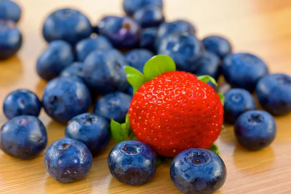 Bunch of bluberries and strawberry on a table — Stock Photo, Image