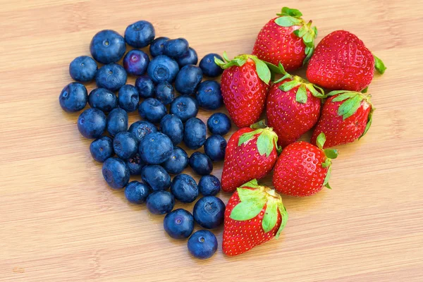 Corazón hecho de arándanos y fresas — Foto de Stock