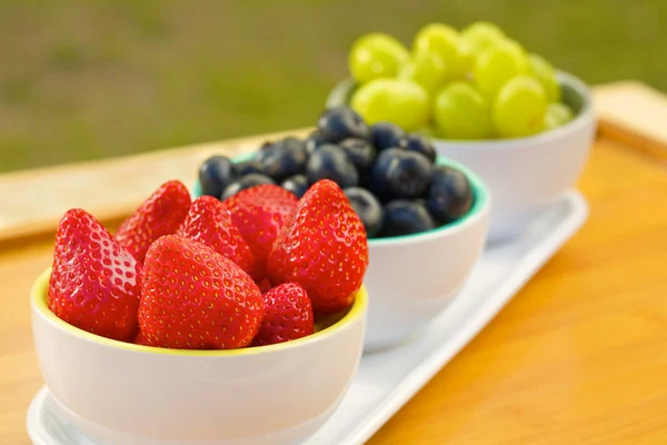 Arándanos, fresas y uvas en lata — Foto de Stock