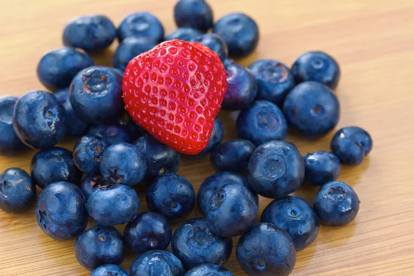 Bunch of bluberries and strawberry on a table — Stock Photo, Image