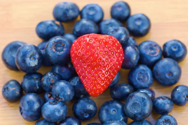 Bunch of bluberries and strawberry on a table — Stock Photo, Image