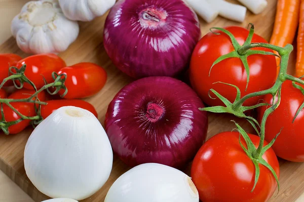 Fresh vegetables on a wooden board — Stock Photo, Image