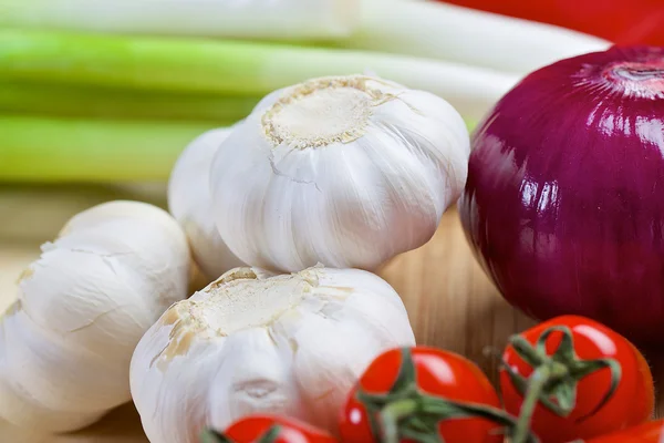 White garlic and purple onion on a wooden board — Stock Photo, Image