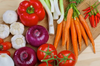 Tahtada taze sebzeler