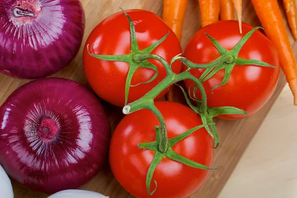 3 dojrzałe pomidory i cebula fioletowy — Zdjęcie stockowe