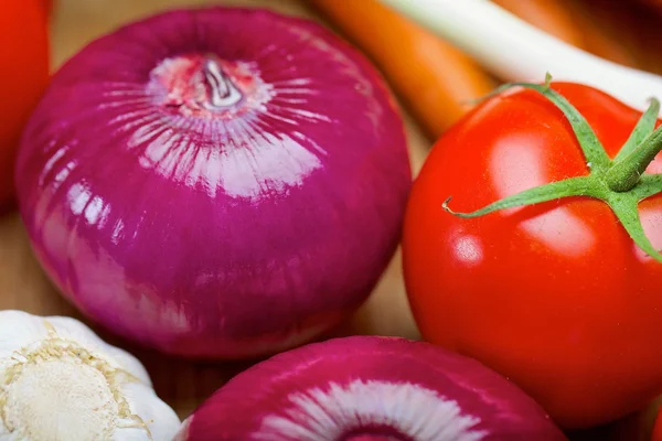 Cebola roxa, tomate e alho closeup — Fotografia de Stock