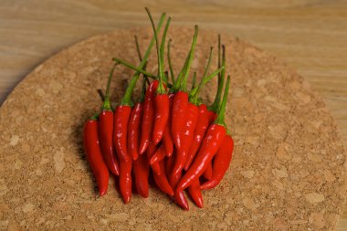 Ahşap bir masa üzerinde kırmızı sıcak biber biber