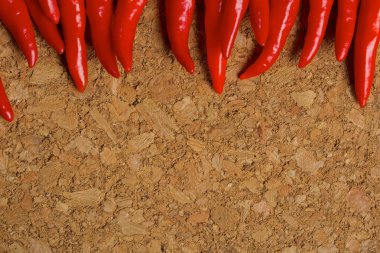 Ahşap bir masa üzerinde kırmızı sıcak biber biber