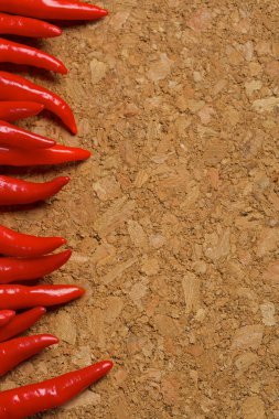 Ahşap bir masa üzerinde kırmızı sıcak biber biber