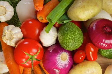 Farklı sebze tahta bir masanın üzerinde yatan