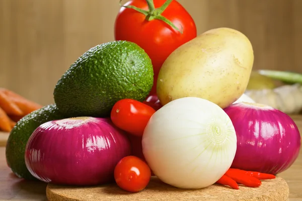 Bunch of fresh vegetables on a wooden board — Stock Photo, Image