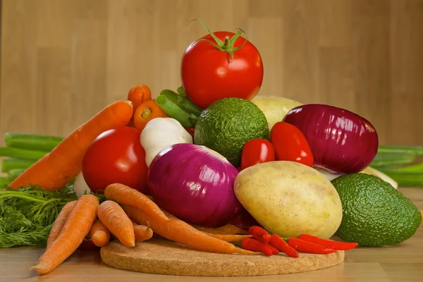 Bunch of fresh vegetables on a wooden board — Stock Photo, Image