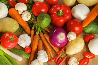 Farklı sebze tahta bir masanın üzerinde yatan