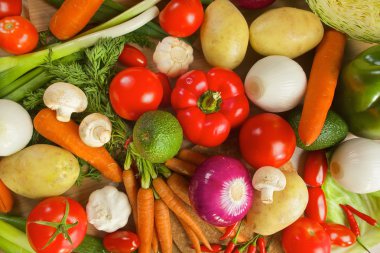 Farklı sebze tahta bir masanın üzerinde yatan