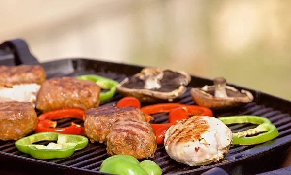 BBQ matlagning med kyckling svamp och paprika — Stockfoto