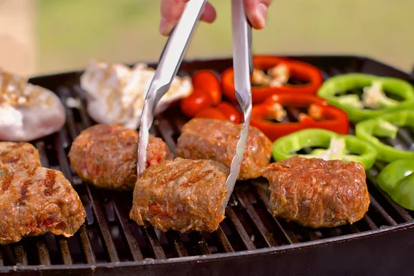 Hamburger e verdure su un barbecue — Foto Stock