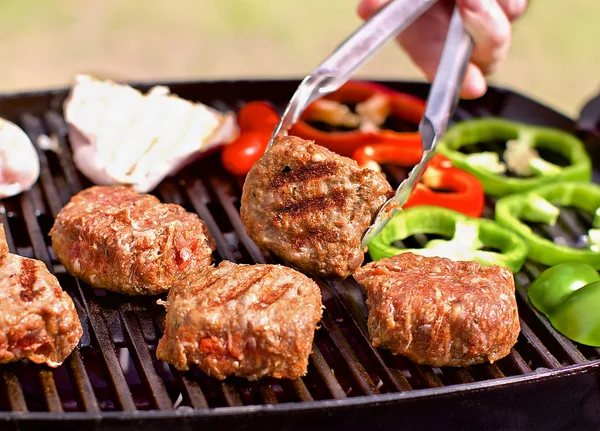 BBQ med hamburgare, pappers och svamp — Stockfoto
