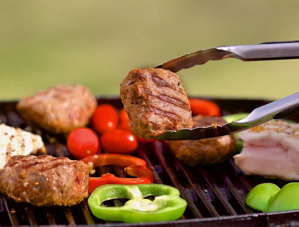 Grilování s hamburgery, sterilovaná, rajčata a žampiony — Stock fotografie