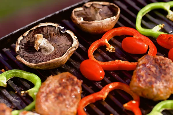 BBQ con hamburger, papaveri, pomodori e funghi — Foto Stock