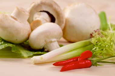 Bir tahta üzerinde kırmızı sıcak biber biber