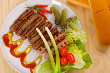 pişmiş sosis yığını