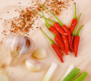 Bir tahta üzerinde kırmızı sıcak biber biber